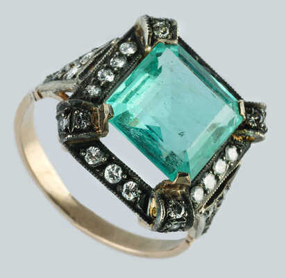 Кольцо из золота (по клейму 56), общим весом 5,07 грамма, содержит природные вставки: изумруд и бриллианты